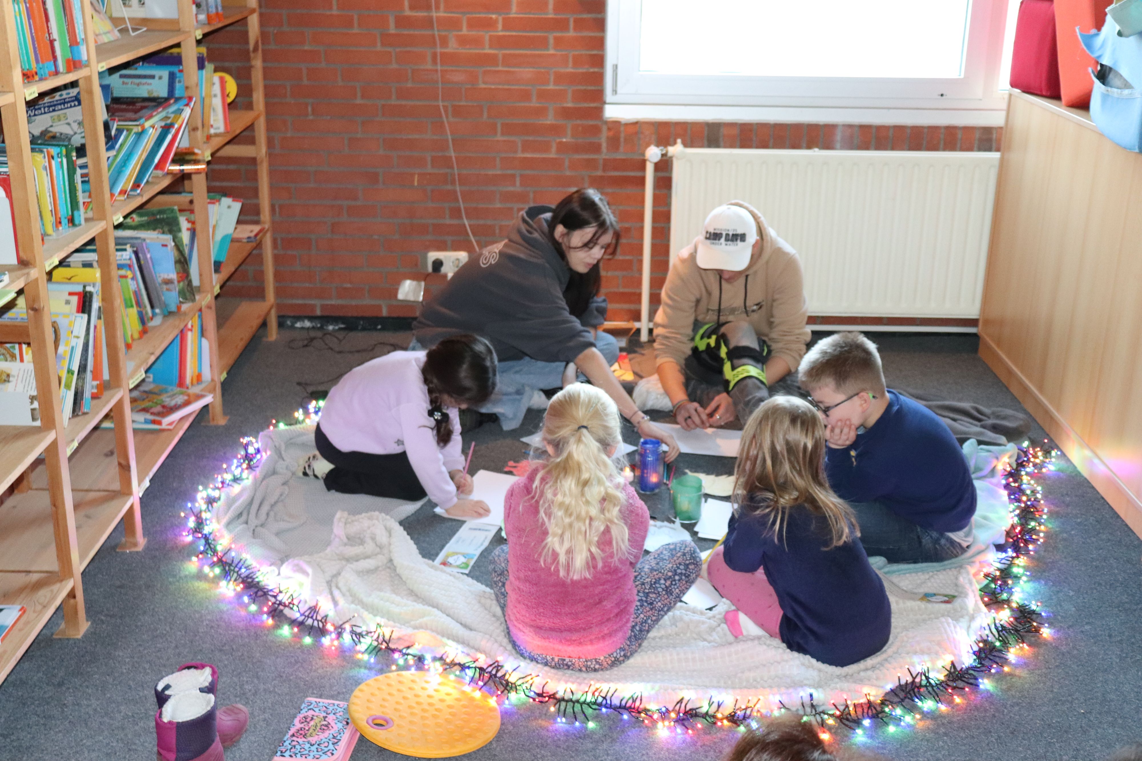 Nach dem Vorlesen werden die Eindrücke kreativ verarbeitet