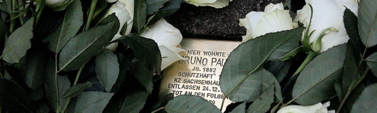 Berufsschüler/-innen auf den Spuren von Bruno Paul Stolpersteinverlegung in Bad Oldesloe Berufliche Schule des Kreises Stormarn in Bad Oldesloe Berufsschüler/-innen auf den Spuren von Bruno Paul Stolpersteinverlegung in Bad Oldesloe Berufliche Schule des Kreises Stormarn in Bad Oldesloe