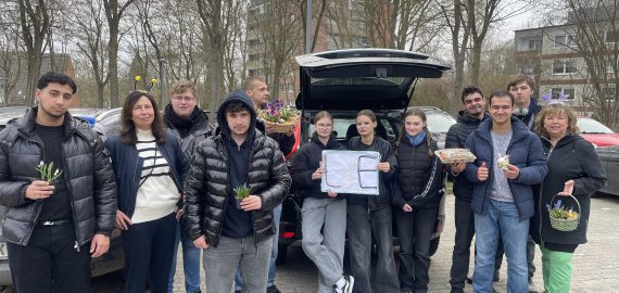 Bild zu Oldesloer Schülerinnen und Schüler gestalten gemeinsam mit Senioren